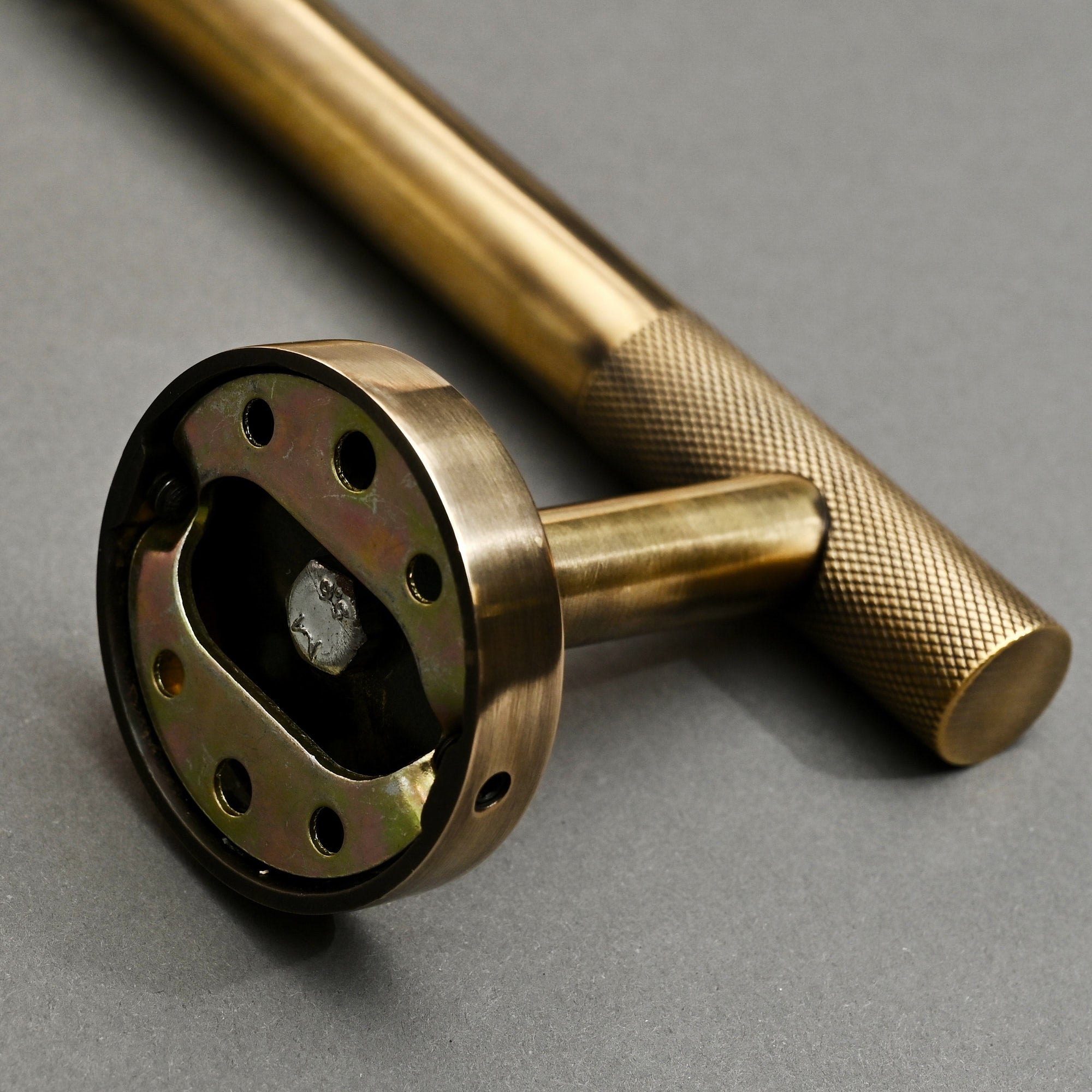 Luxe Knurled Brass Toilet Roll Holder - Toilet Roll Holders - Yester Home - Yester Home